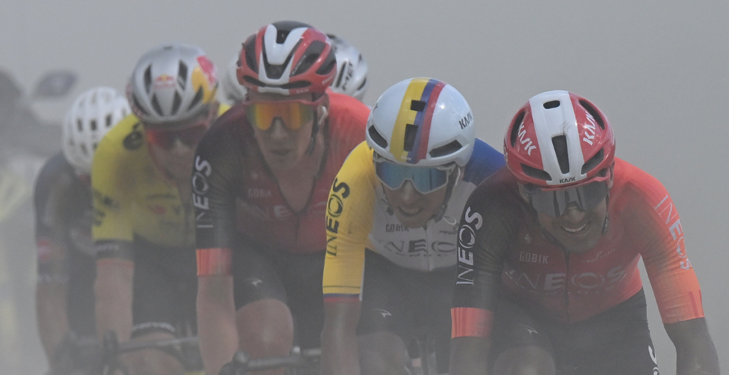 Egan Bernal (INEOS Grenadiers), el mejor ciclista colombiano de la clasificación general, junto a Brandon Rivera, su gregario