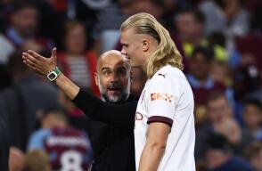 Pep Guaridola regañando a Erling Haaland, en el encuentro frente a Burneluy por Premier League. Pep Guaridola regañando a Erling Haaland, en el encuentro frente a Burneluy por Premier League.