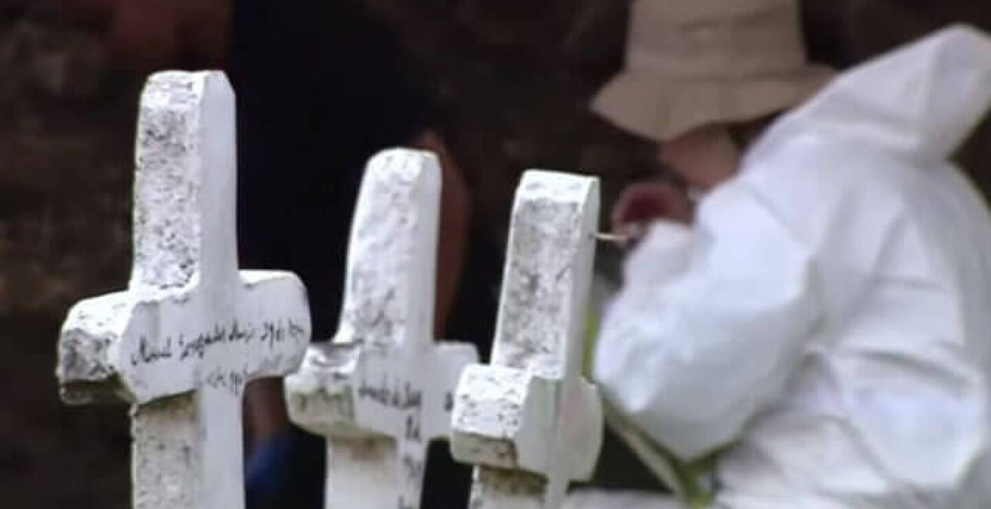 Exhumación de cuerpos en cementerio Las Mercedes de Dabeiba.