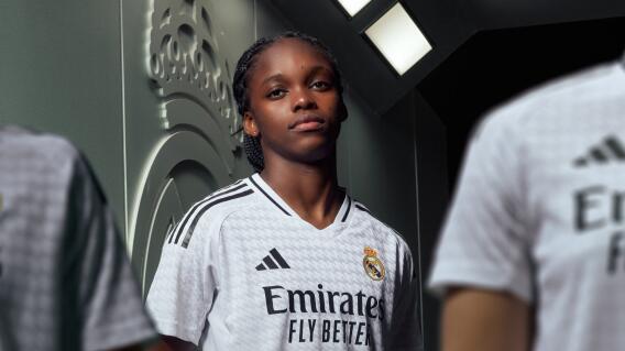 Linda Caicedo, posando la nueva camiseta del Real Madrid. Linda Caicedo, posando la nueva camiseta del Real Madrid.