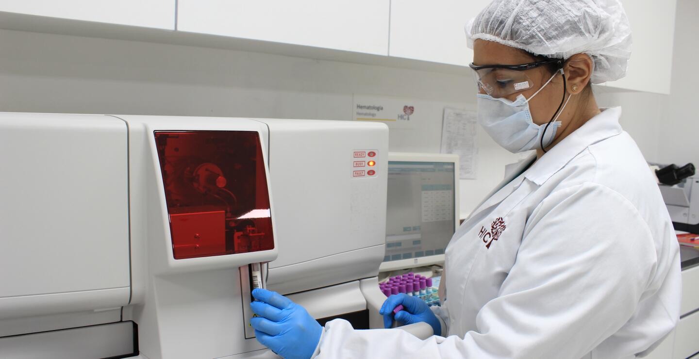 241716_Modernos equipos de análisis de muestras Foto FCV