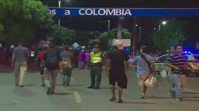 Largas filas de venezolanos que intentan regresar a su país antes del cierre de frontera