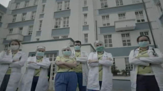 La tricolor refuerza el escudo de mil médicos que combaten al coronavirus