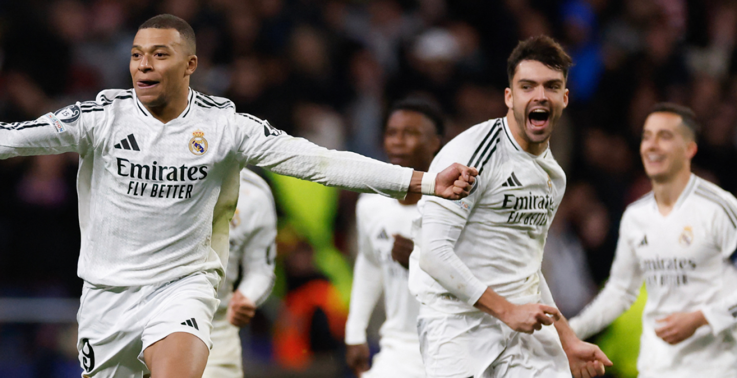 Raúl Asencio celebra un gol de Kylian Mbappé, con Real Madrid contra Barcelona, en la final de la Copa del Rey