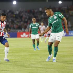 Acción de juego entre Junior y Palmeiras en Copa Libertadores.