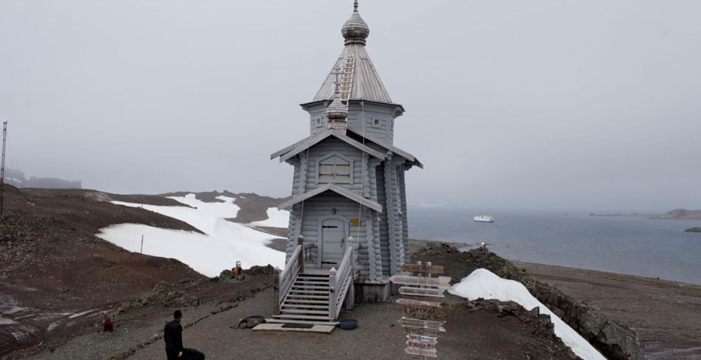 El edificio grisáceo revestido de tablillas fue construido en Rusia y desmantelado y transportado madera por madera, como "si fuesen piezas de Lego", cuenta Alejo Contreras, un explorador antártico chileno que observó la construcción y consag
