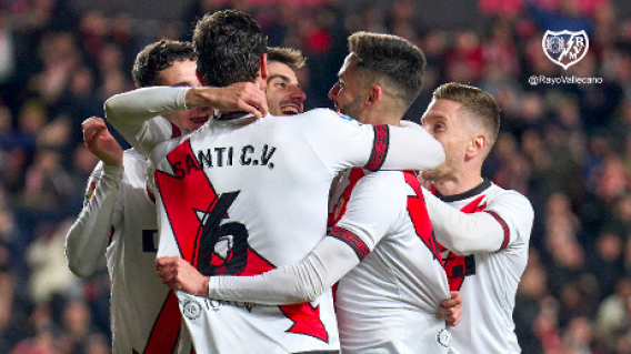 Jugadores del Rayo Vallecano celebrando un gol contra Almería.  Jugadores del Rayo Vallecano celebrando un gol contra Almería.