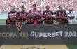 Jorge Carrascal en la formación del Flamengo contra Corinthians por la Supercopa de Brasil. 
