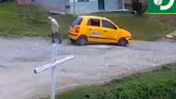 Taxista atropella a anciano