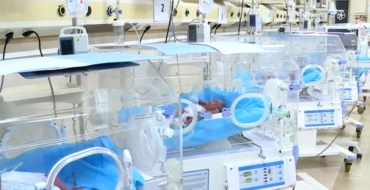 Joven pareja pensó que iba a tener cuatro bebés y resultaron ser seis