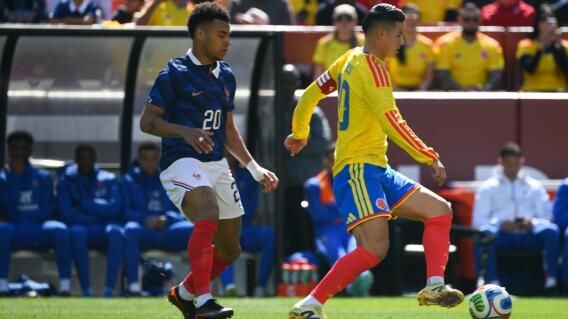 James Rodríguez en control de una jugada, ante la atenta mirada de Désiré Doué en Colombia vs. Francia.