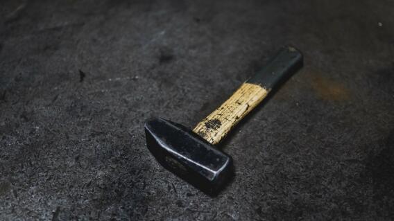 Menor usó un martillo para golpear a su maestro de ética por reprobarlo Menor usó un martillo para golpear a su maestro de ética por reprobarlo