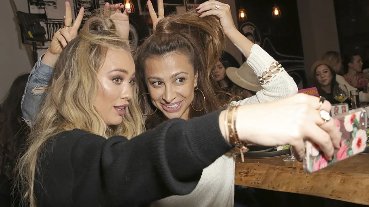 Hilary Duff se hace un tatuaje en honor a Bette Davis CaracolTV(02)