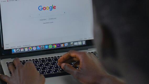 Persona buscando en google. 