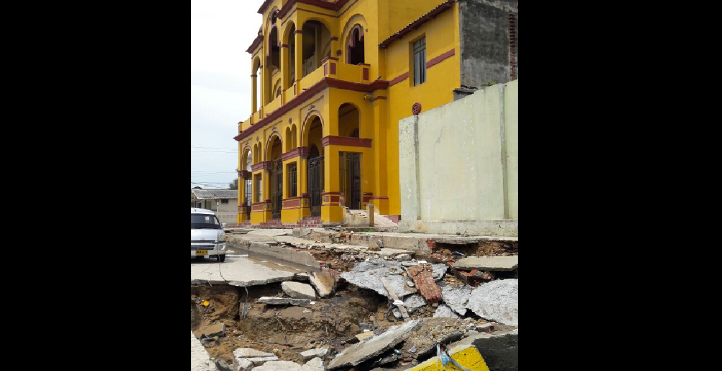 264762_Los daños generaron problemas en las placas de asfalto de las vías contiguas a obras de canalización de arroyos. Foto: bluradio.com