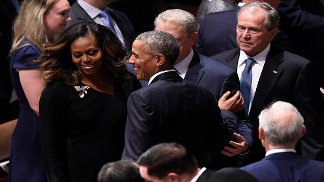 El dulce gesto que George W. Bush tuvo con Michelle Obama en funeral de su padre