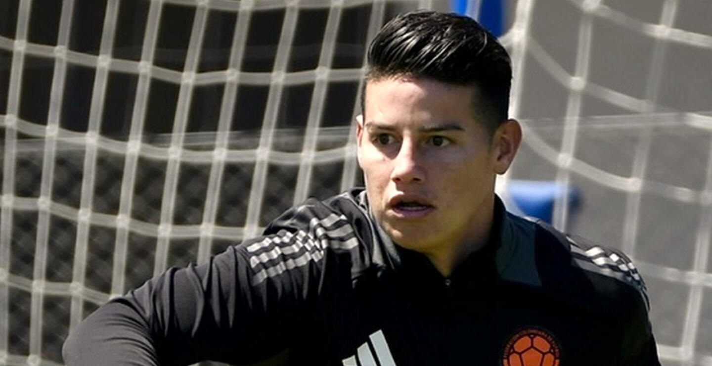 James Rodríguez, vencido por Rafael Santos Borré en Selección Colombia.jpg