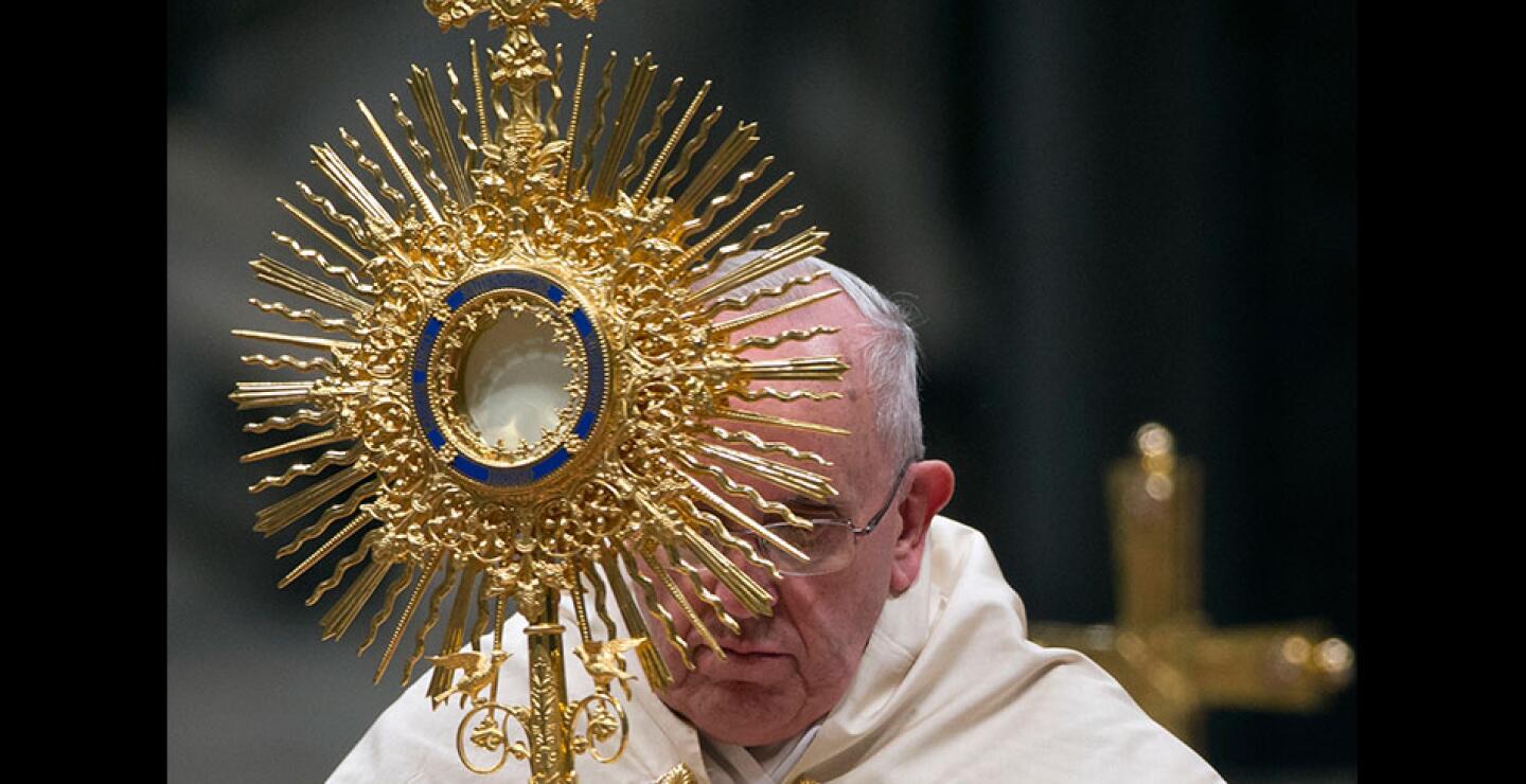 "¿Cómo es nuestro modo de vivir? ¿Vivimos como hijos o como esclavos? ¿Vivimos como personas bautizadas en Cristo, libres? ¿O vivimos según la lógica mundana, corrupta, haciendo lo que el diablo nos hace creer que es de