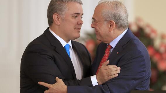 346798_Iván Duque saluda al secretario general de la OCDE // Foto: AFP