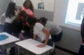 280065_Estudiantes de colegio de Cali se fueron a los golpes en pleno salón de clases. Foto: Tomada del video.
