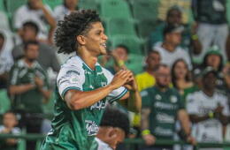 Eduard Bello celebra uno de los goles que marcó con Deportivo Cali al Cúcuta Deportivo. 