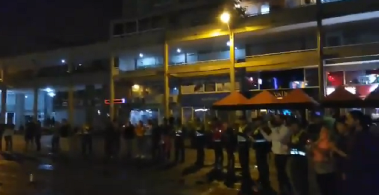 349112_BLU Radio. Minuto de silencio entre ciudadanos y policías en Medellín / Foto: Captura de video