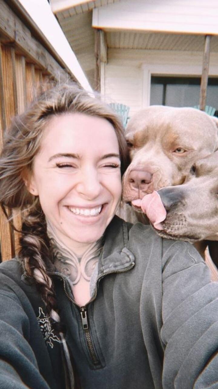 Mujer dice ganar cientos de dólares gracias a que vende sus eructos en una bolsa: “Mis clientes están extasiados”