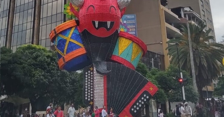 Figuras del diablo en alumbrado navideño de Medellín (3).jpg