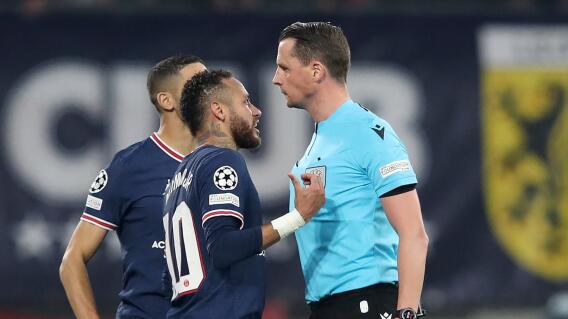 Neymar y el árbitro Andreas Ekberg, en el partido del PSG y Leipzig..jpg Neymar y el árbitro Andreas Ekberg, en el partido del PSG y Leipzig..jpg