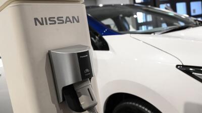 Una estación de carga para vehículos eléctricos de Nissan se muestra durante un recorrido para medios de comunicación de la planta de motores del fabricante de automóviles japonés Nissan en Yokohama, prefectura de Kanagawa, el 19 de julio de 2023, después de que la compañía celebrara en junio la producción de su motor número 40 millones desde el inicio de sus operaciones en 1935.