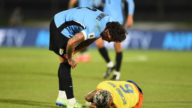 Richard Ríos, en el suelo, tras sufrir un golpe en Uruguay vs. Selección Colombia Richard Ríos, en el suelo, tras sufrir un golpe en Uruguay vs. Selección Colombia