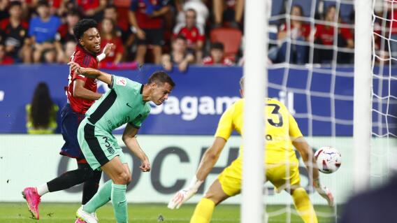 Johan Mojica en acción de juego con el Osasuna Johan Mojica en acción de juego con el Osasuna