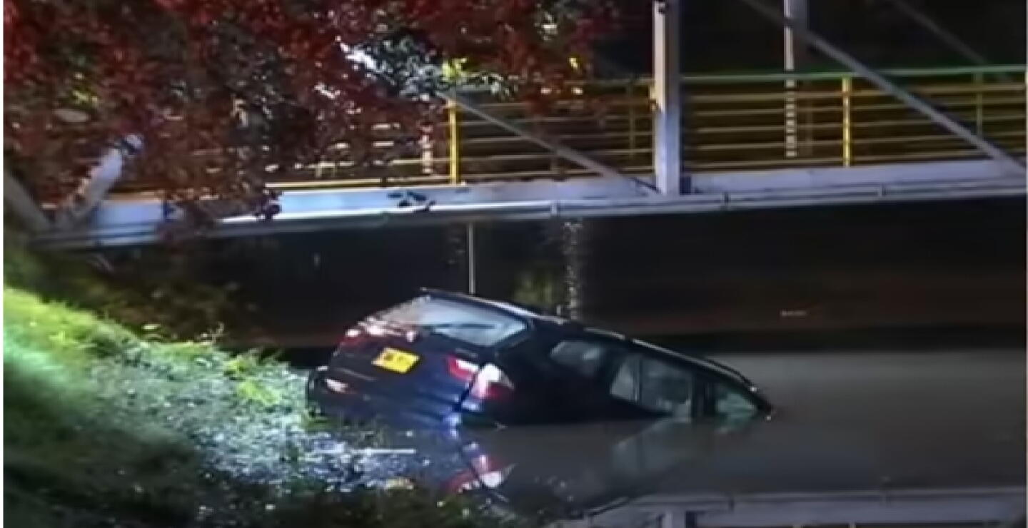 Hombre cae en su camioneta a un caño en Bogotá