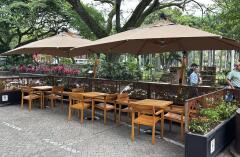 En el Bulevar del Río, uno de los espacios públicos más emblemáticos de Cali, la ocupación temporal de una zona peatonal por parte de un restaurante generó molestia entre algunos ciudadanos