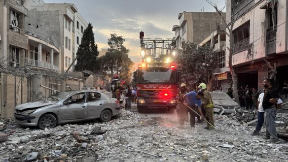 Los socorristas se reúnen afuera de un edificio que fue alcanzado por un ataque israelí en Teherán el 13 de junio de 2025. Los socorristas se reúnen afuera de un edificio que fue alcanzado por un ataque israelí en Teherán el 13 de junio de 2025.