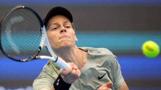 Jannik Sinner, tenista italiano y número uno del mundo, en un partido del Abierto de China Jannik Sinner, tenista italiano y número uno del mundo, en un partido del Abierto de China