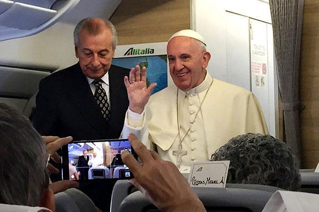 Escuche el mensaje que le envío el papa a Venezuela durante vuelo hacia Colombia