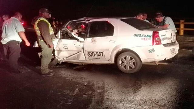 Dos personas quedaron atrapadas al interior de un automóvil tras accidente en vía Cali-Palmira