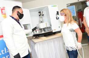 371639_Robot que procesará 2.000 pruebas de COVID-19 diarias en Atlántico. Foto: Twitter @elsanoguerabaq