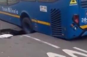 Bus del SITP es tragado por hundimiento en pavimento