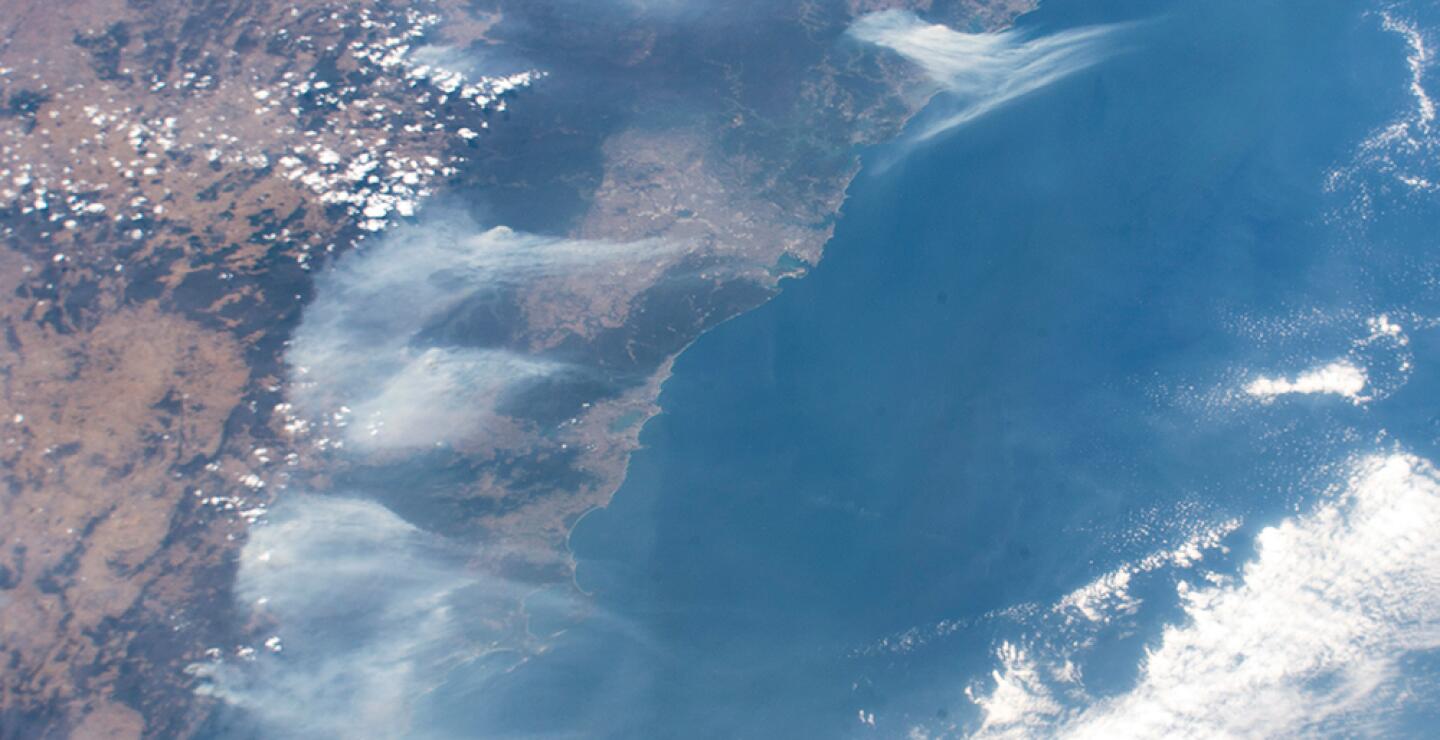 352523_Esta imagen de la NASA obtenida el 7 de enero de 2020 muestra incendios forestales en los alrededores de Sydney, Australia, mientras la Estación Espacial Internacional orbitaba 269 millas sobre el Mar de Tasmania el 3 de enero de 2020.