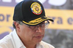 Presidente Gustavo Petro usando una gorra con el escudo de Colombia.