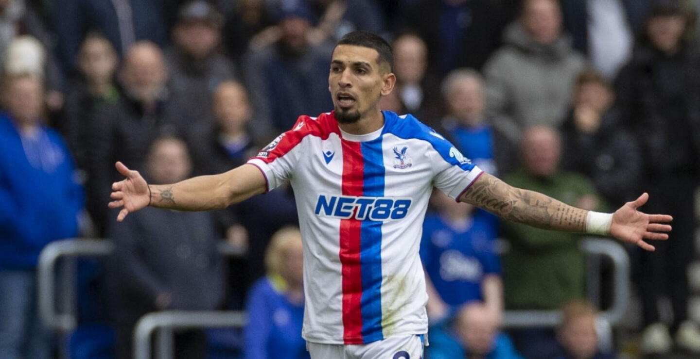 Daniel Muñoz, lateral colombiano que milita en el Crystal Palace.