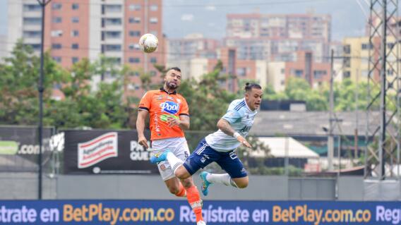 Disputa de balón entre Andrés Cadavid y Leonardo Castro, en Envigado vs Millonarios, por Liga. Disputa de balón entre Andrés Cadavid y Leonardo Castro, en Envigado vs Millonarios, por Liga.