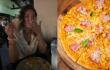 Italiana se atreve a probar la pizza hawaiana en Colombia y su reacción se vuelve viral