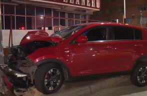 Accidente en Bogotá: camioneta chocó con un poste y terminó destruida