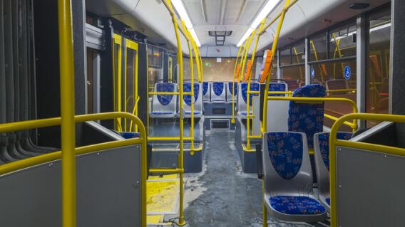 Pelea dentro de un bus: mujer discutió con pasajeros y les roció gas pimienta Pelea dentro de un bus: mujer discutió con pasajeros y les roció gas pimienta