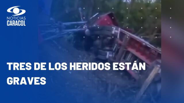 Accidente en vía Cartago - Pereira deja 16 heridos Accidente en vía Cartago - Pereira deja 16 heridos