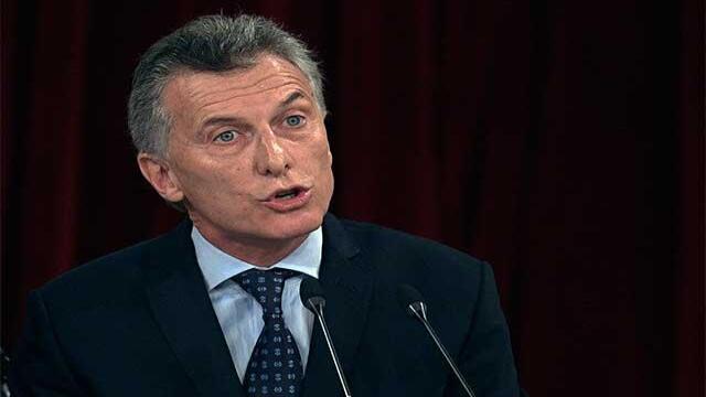 Presidente de Argentina pidió ayuda al FMI para enfrentar incontenible devaluación