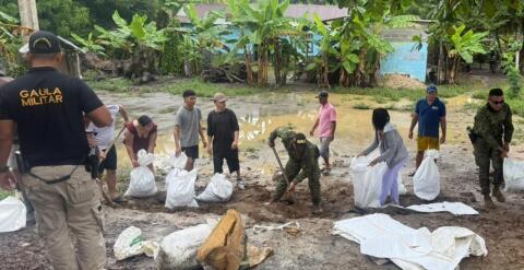 Armada despliega apoyo en Córdoba por inundaciones en el Caribe: construyen barreras de contención
